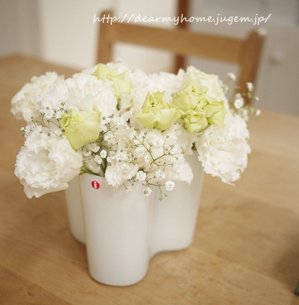 Iittalaのアアルトベースにお花を飾る Dear My Home
