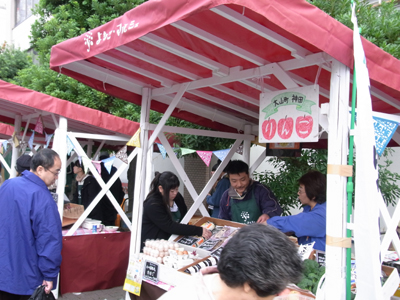 赤いテントの屋台です。