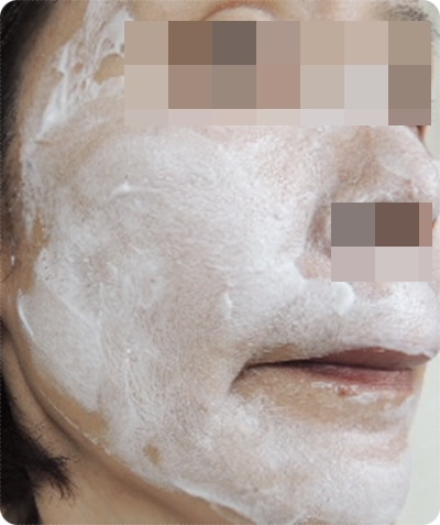 400バランシングムース顔に伸ばし.JPG
