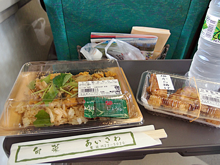 稚内駅前あいざわで買ったお弁当と唐揚げ