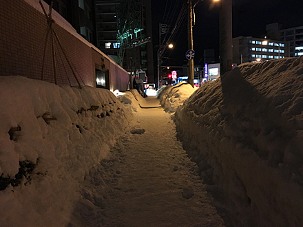 歩道の両側に雪の壁