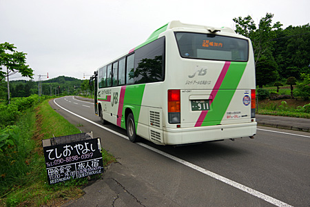 宿の前を走るバス