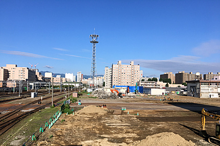 線路脇の広大な空き地