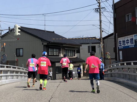 橋を渡るランナーたち