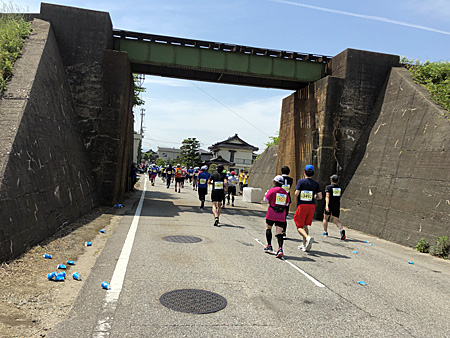 線路の下をくぐる道路とランナー