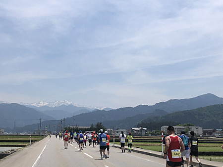 前方に残雪の立山連峰が見える