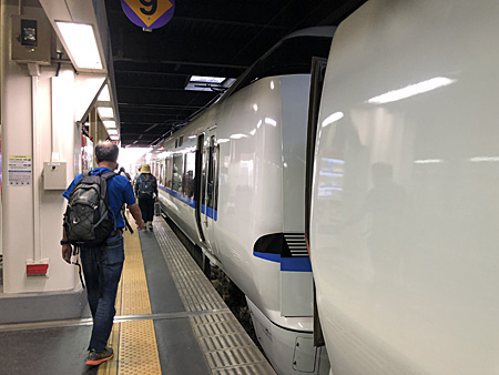 停車中の特急列車