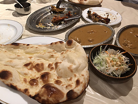 大きなナンとカレー