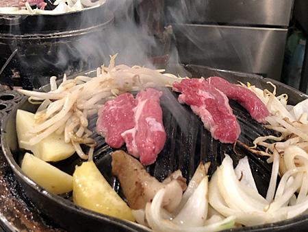 煙立つジンギスカン鍋