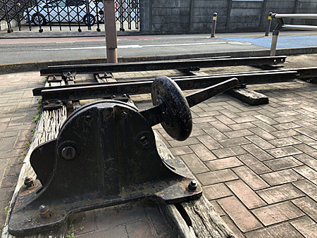 レールとともに置かれているポイント切り替え機