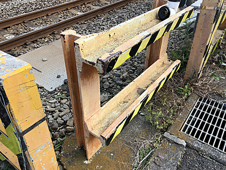 鉄道のレールで組まれた踏切の柵