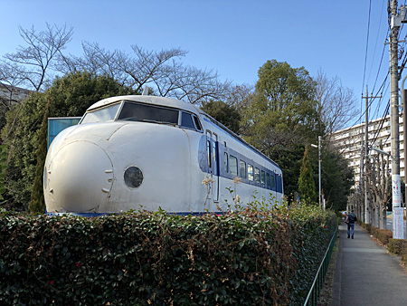 新幹線の車体が道路脇に置いてある