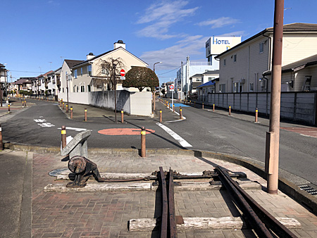 道路の分岐点にレールが置かれている