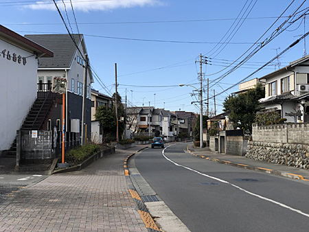 ゆるくカーブした道路