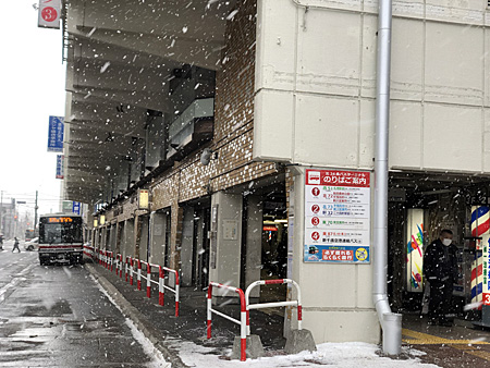 吹雪のバスターミナル