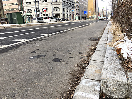 歩道にSの文字が書かれている