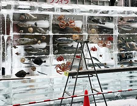 氷の中に魚を閉じ込めた作品