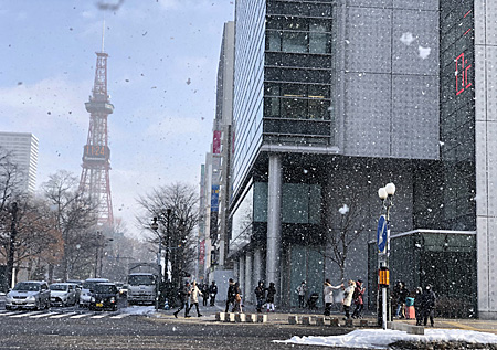 テレビ塔と0℃を表示する温度計
