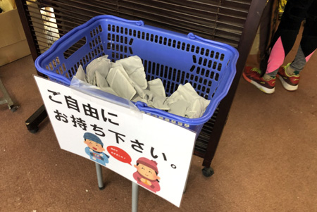 ご自由にお持ちくださいの掲示と、カゴ