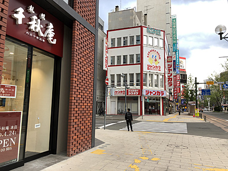 お店の入口と道路