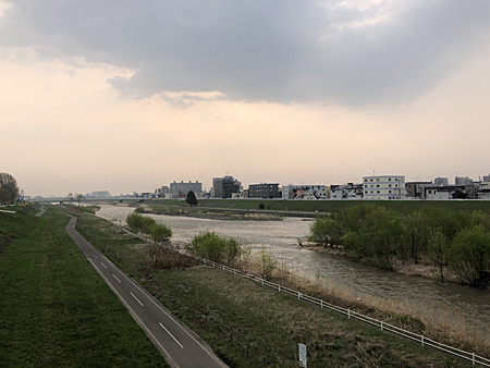 朝の河川敷