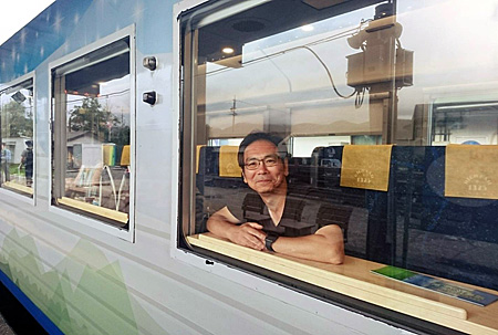 列車の窓越しの表情