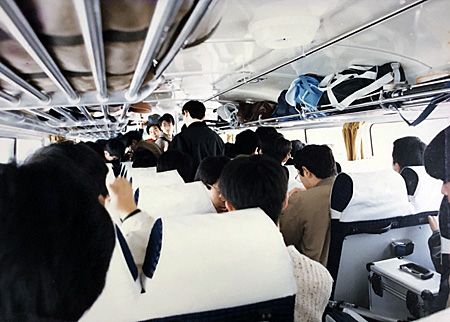 混み合うバスの車内