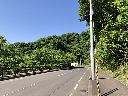 山の中の無人の道路
