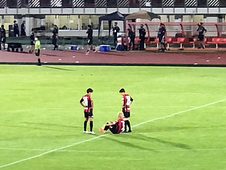 座り込む選手