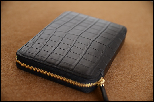 Matt crocodile small round fastener wallet