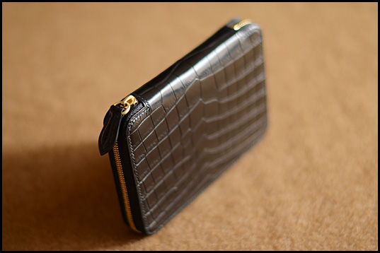 Matt crocodile small round fastener wallet