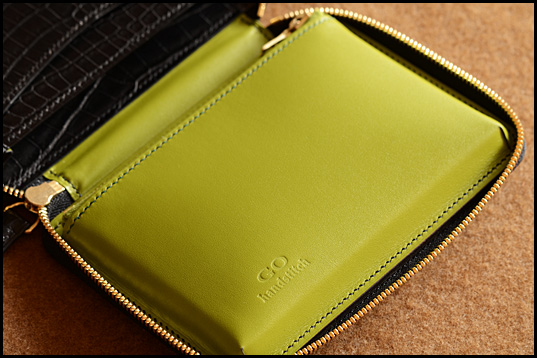 Matt crocodile small round fastener wallet