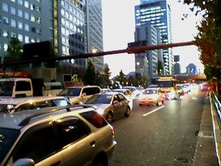 渋滞も12月ならば一味違って目に映る。