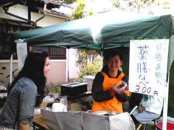薬膳なべを売る今出氏