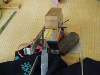 切り込みを入れる治具