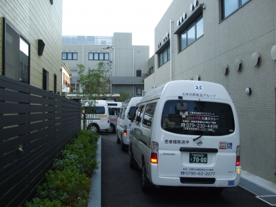 新病院へ集結した搬送車(最後尾)