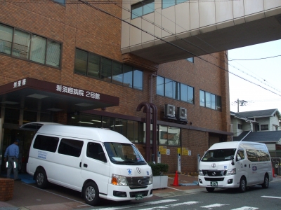 旧病院の寝台搬出口で1・2号車が待機中