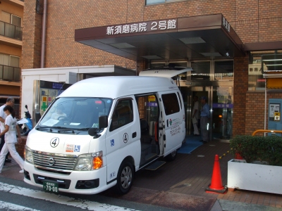 旧病院の寝台搬出口で4号車が待機中