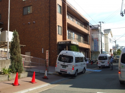 旧病院の車いす搬出口で8号車が待機中