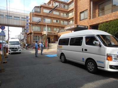 旧病院を2号車が出発する様子