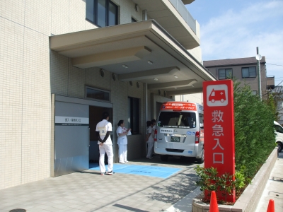 新病院の業務用入口に到着した車いす搬送車