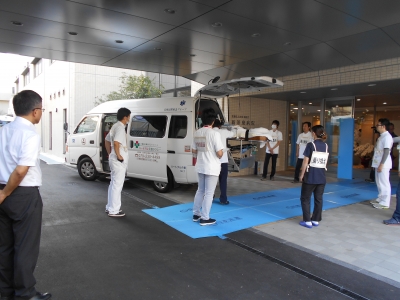 新病院の玄関に到着した寝台搬送車