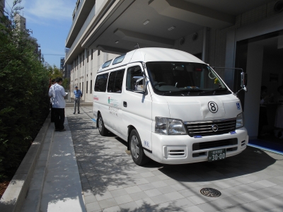 新病院の業務用入口に到着した車いす搬送車