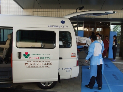 新病院の玄関へ感染症患者様を乗せた搬送車が到着