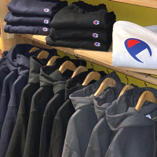 us企画　チャンピオン　moma リバースウィーブ the apartment 新品 Champion × MoMA Limited Edition Reverse Weave Sweat