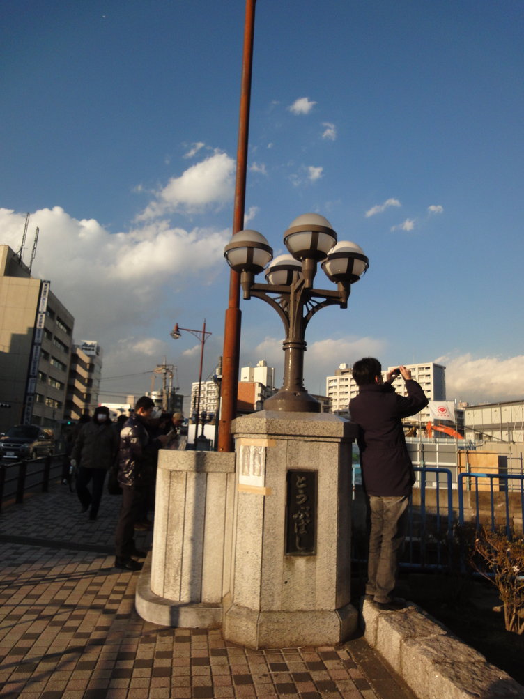 橋の上から東京スカイツリーを撮る人