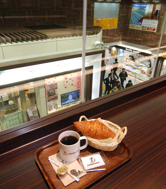 カフェから駅が見える