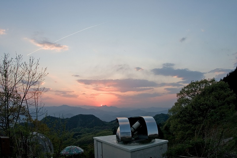 夕陽と天文台