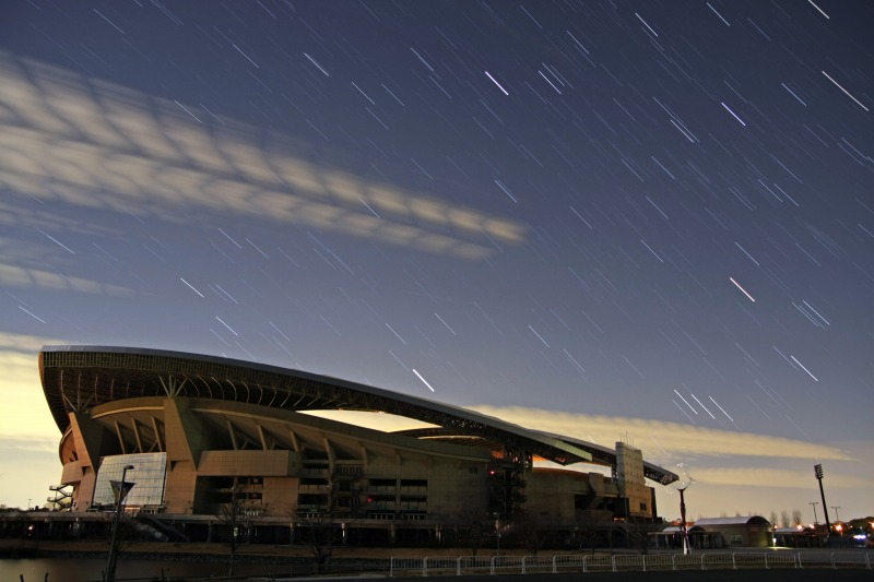 さいたまスタジアムと沈む冬の星座・比較明
