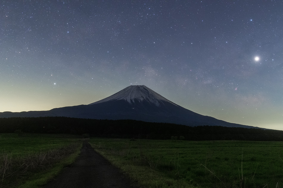 星の風景 3Dイラストでオレンジ色の山星と月で輝くエイリアンの惑星異世界